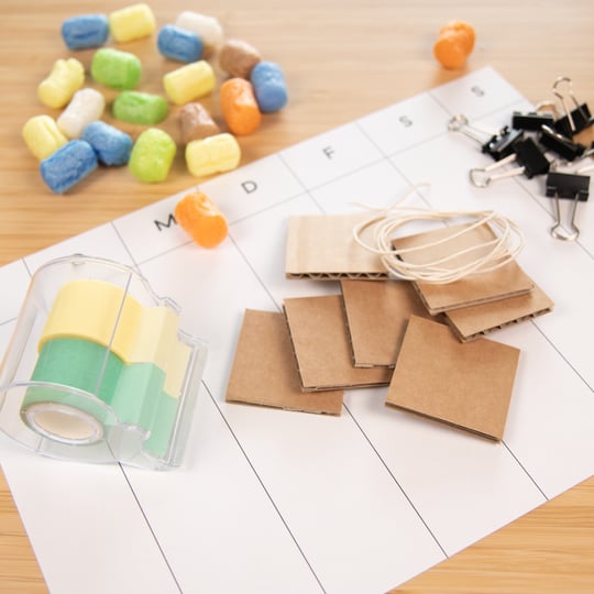 Das Material für den verzierten Stundenplan: Playmais Classic, kleine Quadrate aus Pappe, Klammern, Schnur.