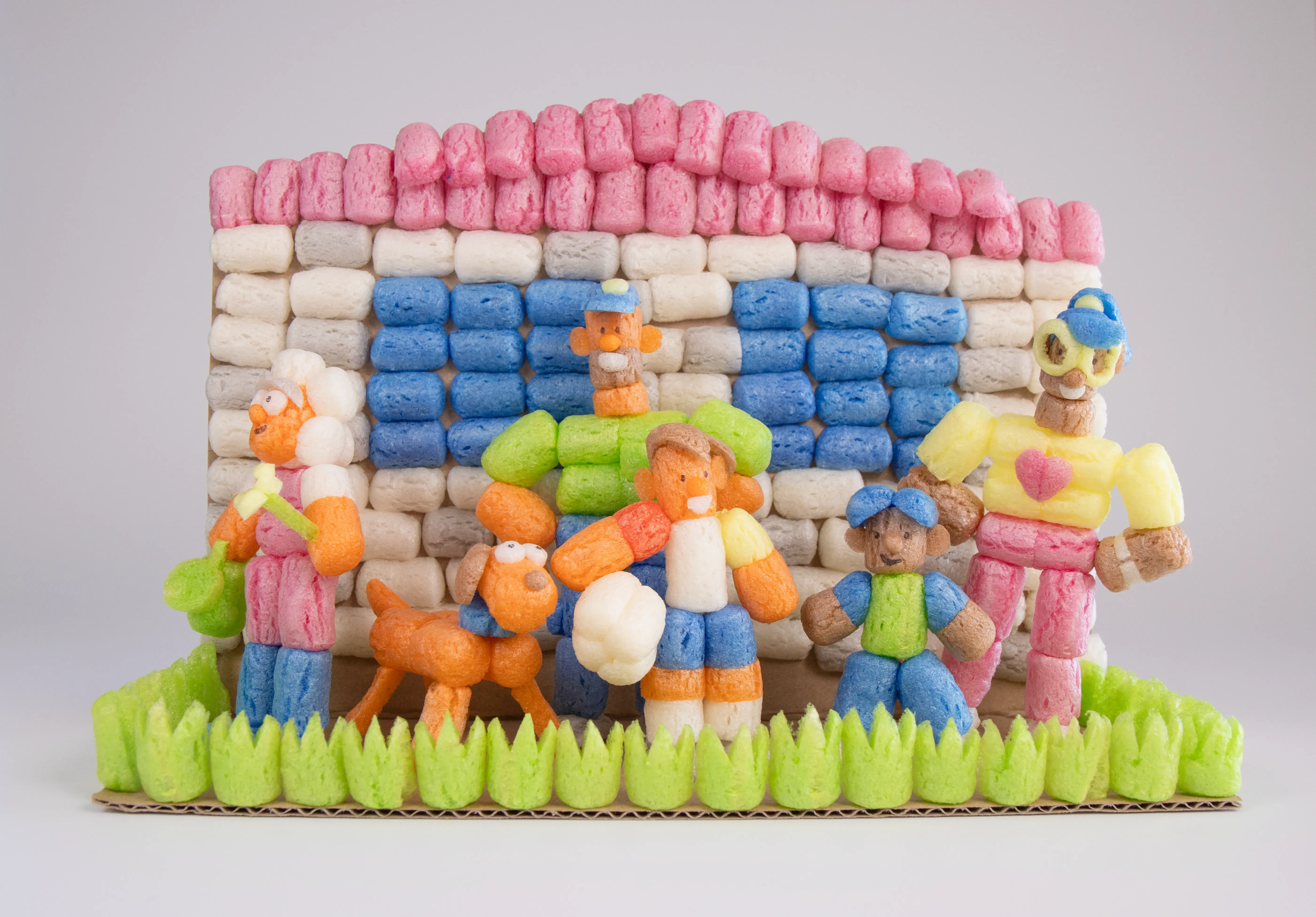 Familie aus Playmais vor ihrem Haus aus Playmais.