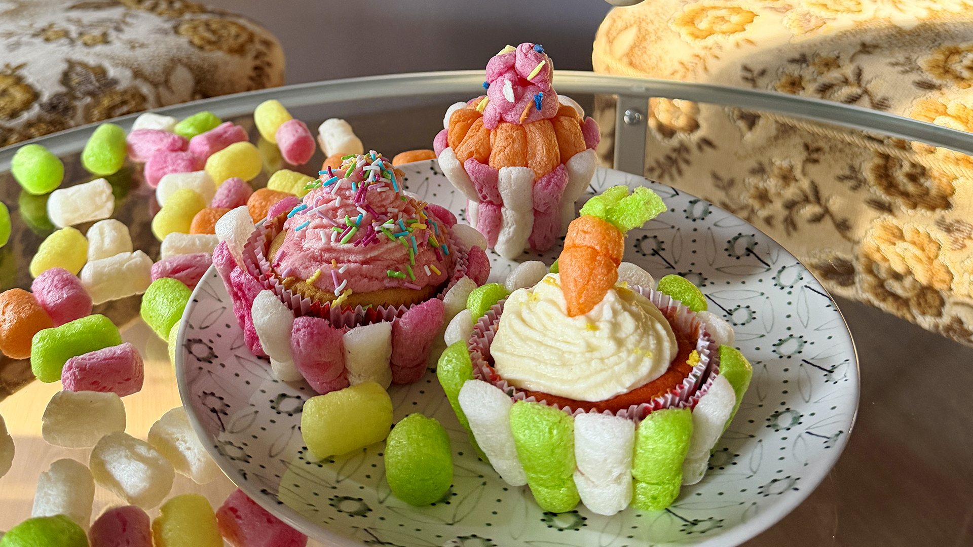 Zwei vegane Cupcakes mit Playmais-Deko und unser Playmais Cupcake als reine Deko.