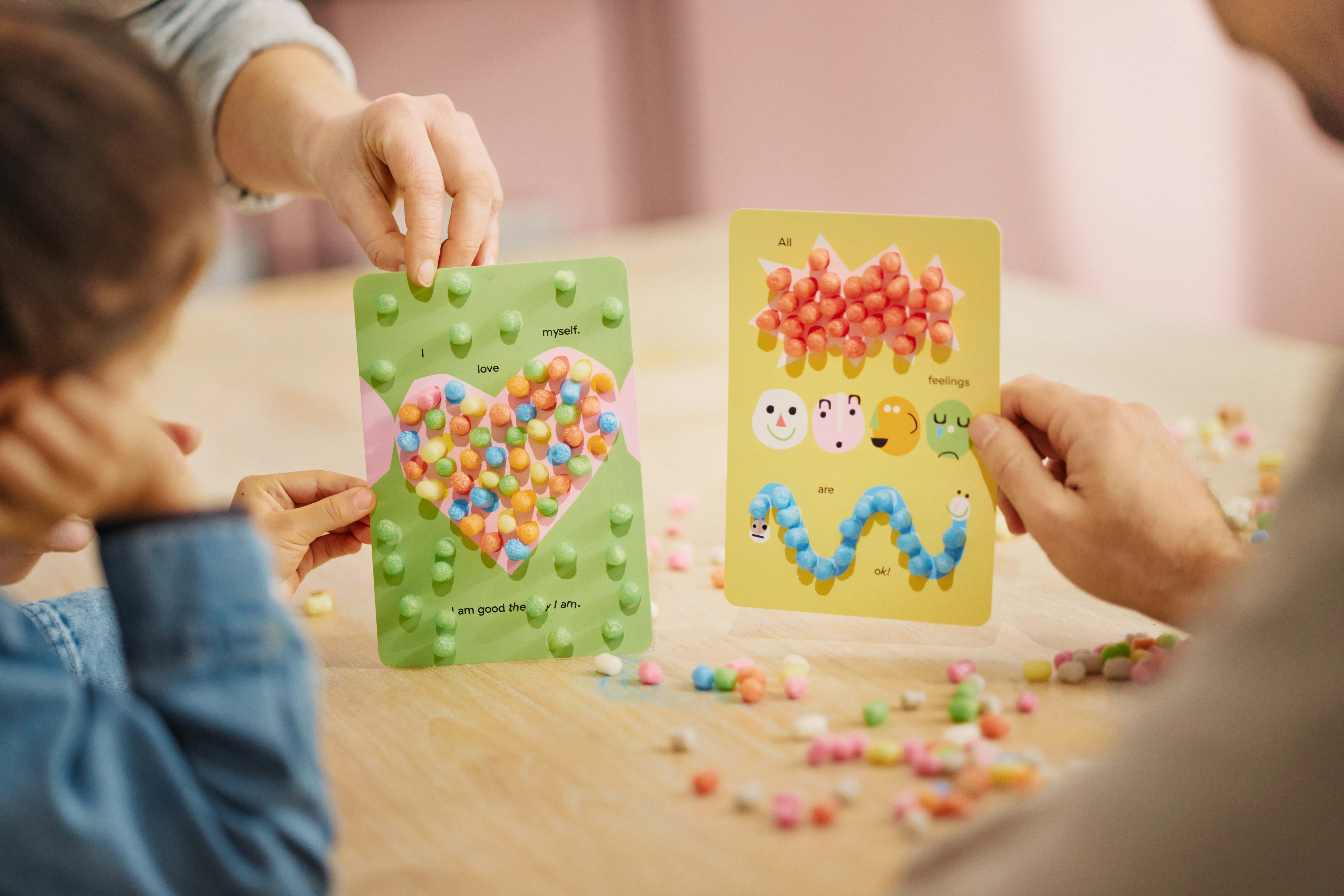 Zwei beklebte Affirmationskarten aus dem Playmais Mosaic Affirmation Set.